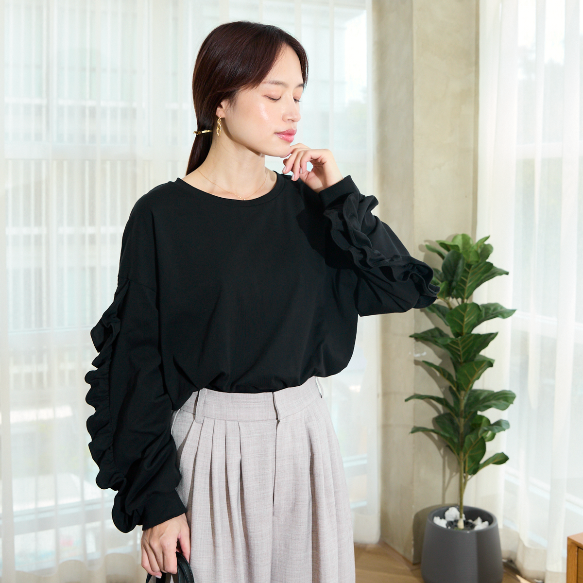 【7,900円→3,900円】甘すぎないフリル袖が映える ドロップショルダー ロンT ブラック 0645BK