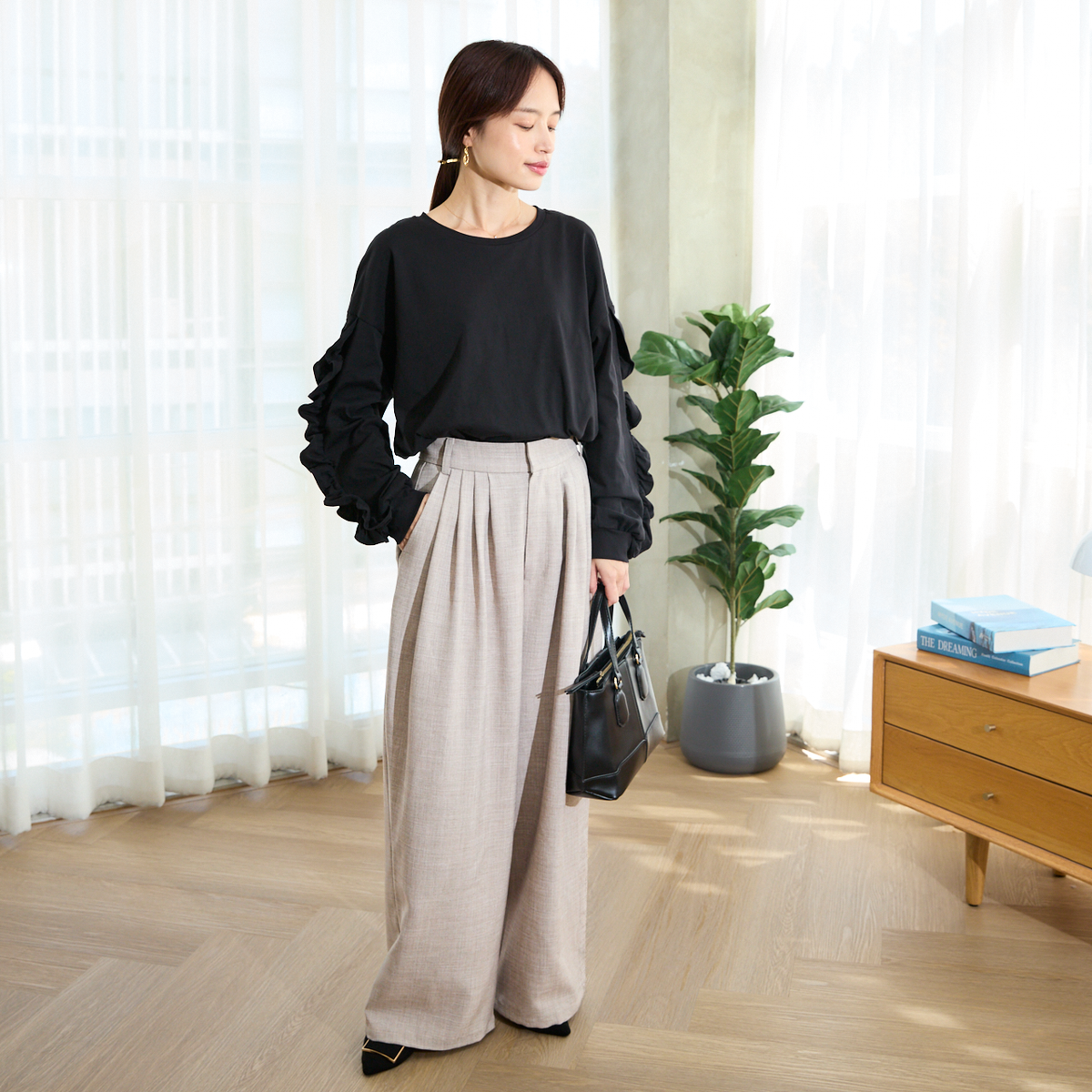 【7,900円→3,900円】甘すぎないフリル袖が映える ドロップショルダー ロンT ブラック 0645BK
