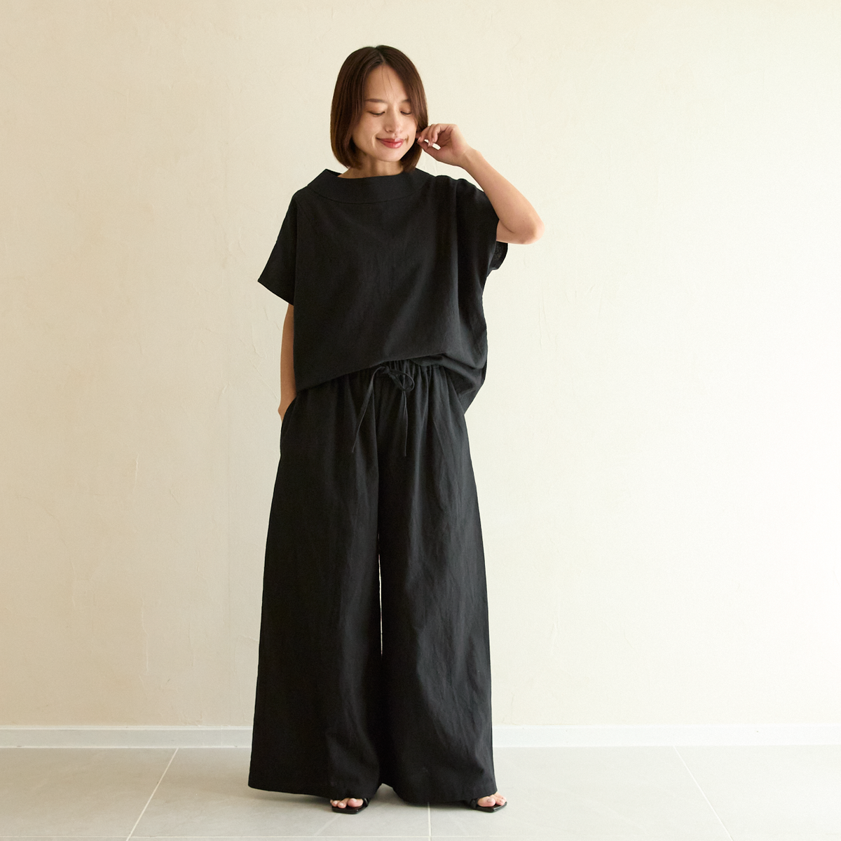 気どらずオシャレ✨ ボトルネックブラウス&ワイドパンツ 水通しコットンセットアップ ブラック