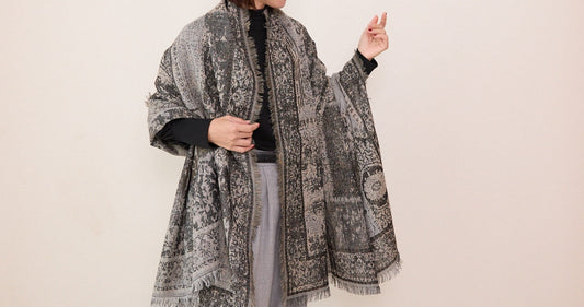 いつもの服に、ひと巻きの彩り。大判ストールで楽しむ秋冬のおしゃれ 🧵✨