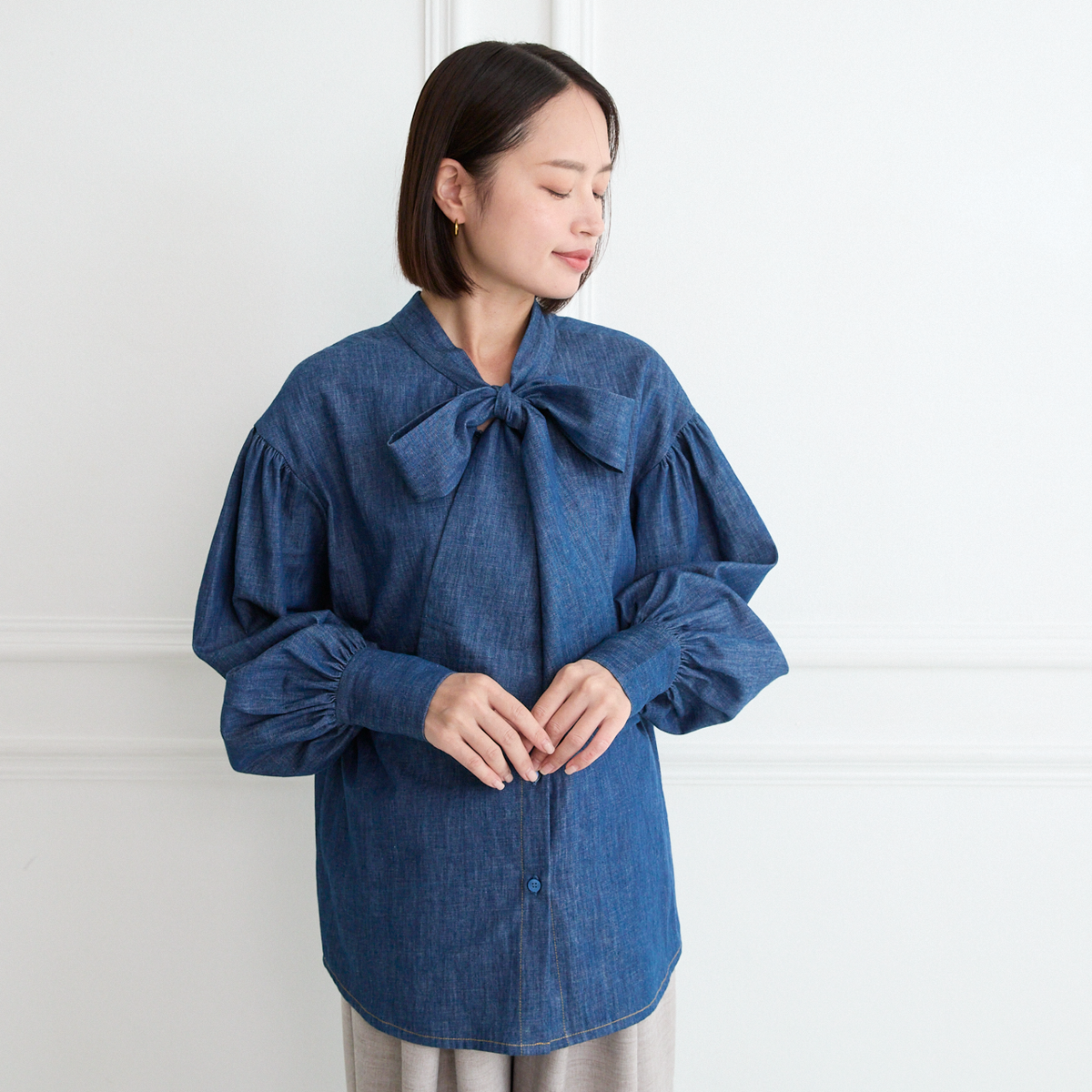 【15,800円→7,900円】前後2Way 大人のシャンブレーボウタイ ブラウス インディゴ 0757BL
