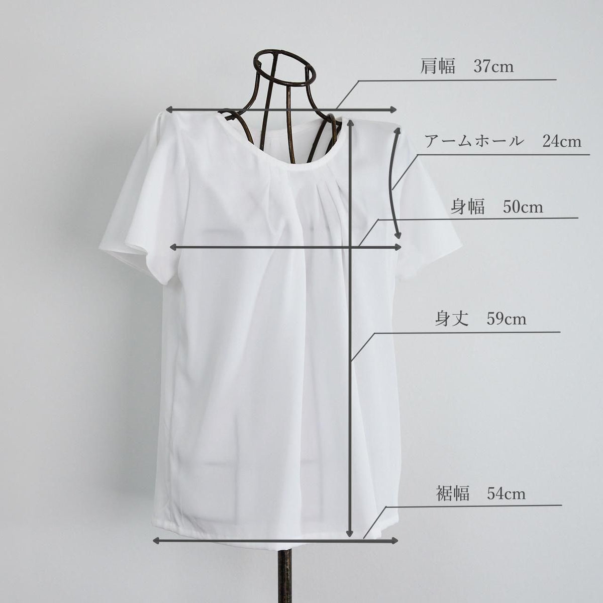 上品な光沢感＋シワになりにくい フリルショートスリーブ ブラウス　ブラック　0653BK
