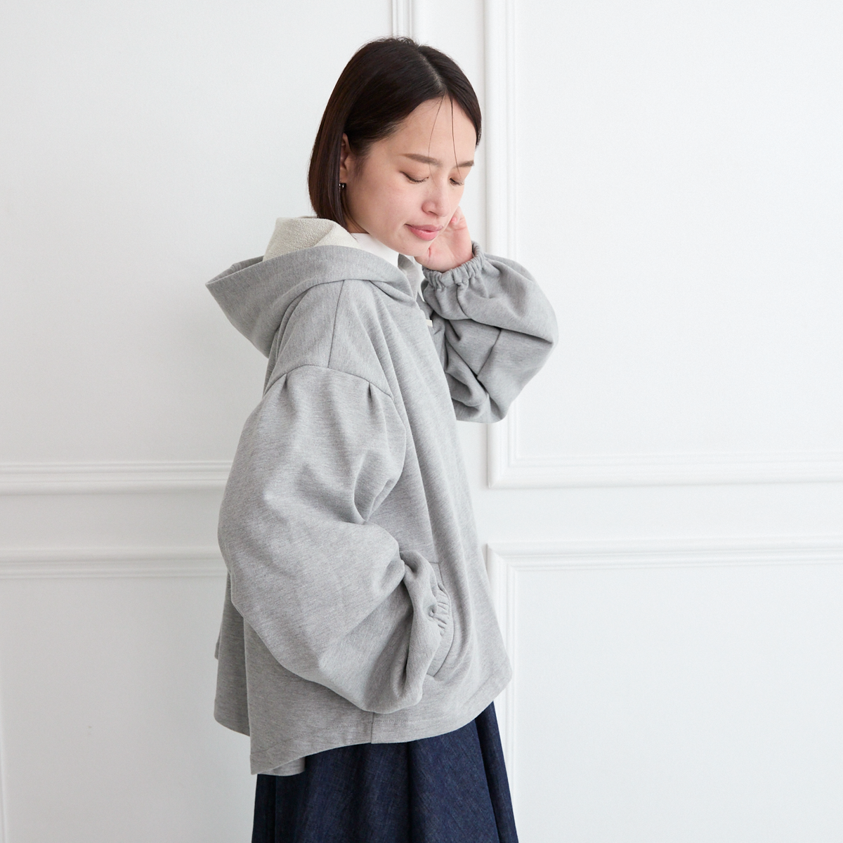 大きめフードの大人のフリル スウェットパーカー　グレー　0776Grey