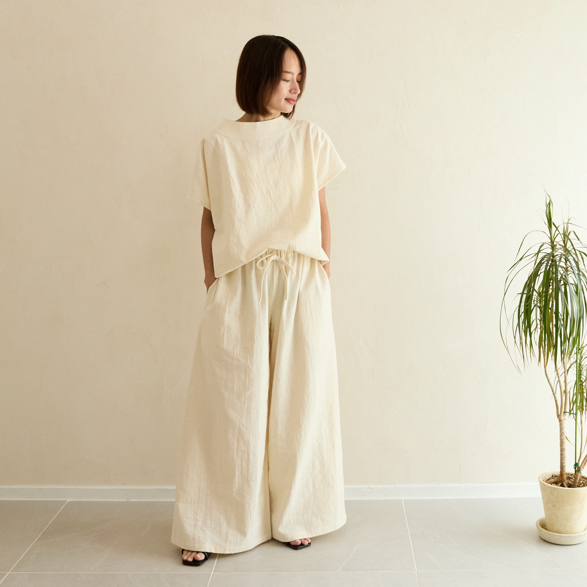 気どらずオシャレ✨ ボトルネックブラウス＆ワイドパンツ 水通しコットンセットアップ 　ナチュラル